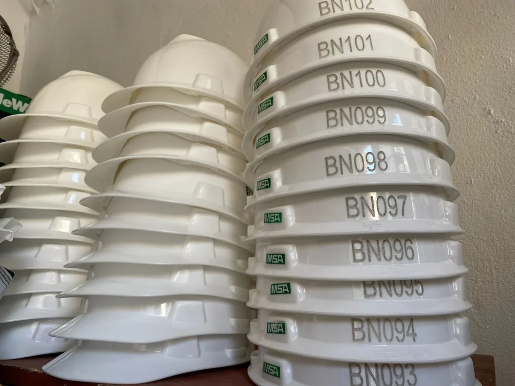 Grabado de número de serie en cascos apilados